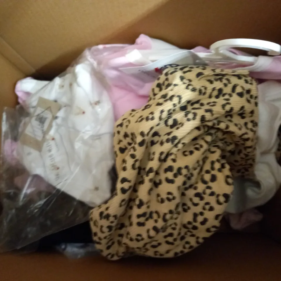 LOT OF APPROX 10 ASSORTED CHILDRENS CLOTHING ITEMS VARYING IN STYLE/SIZE/COLOUR TO INCLUDE: TROUSERS, DRESSES AND BABYGROWS