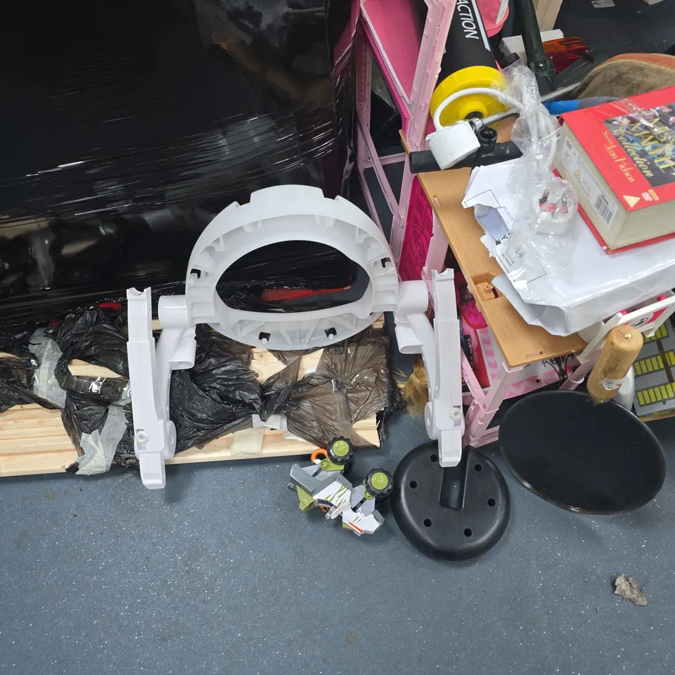 LOT OF ASSORTED HOUSEHOLD ITEMS TO INCLUDE RUGS, JIGSAW PUZZLE AND VARIOUS MEDIA