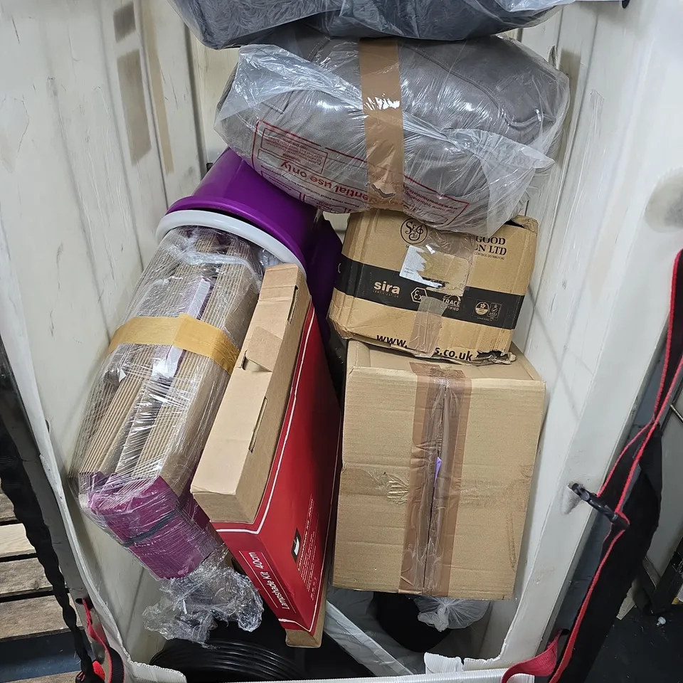 APPROXIMATELY 12 ASSORTED BULK ITEMS TO INCLUDE DOG BED, LAMP SHADE KIT, PILLOWS, ETC - COLLECTION ONLY