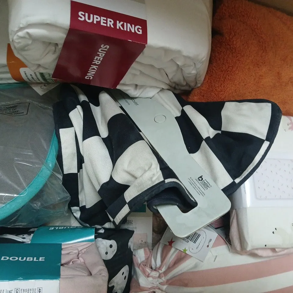 BOX OF APPROXIMATELY 10 ASSORTED BEDDING ITEMS IN VARIOUS STYLES, SIZES, AND COLOURS TO INCLUDE DUVET SETS AND PILLOWCASES, ETC - COLLECTION ONLY