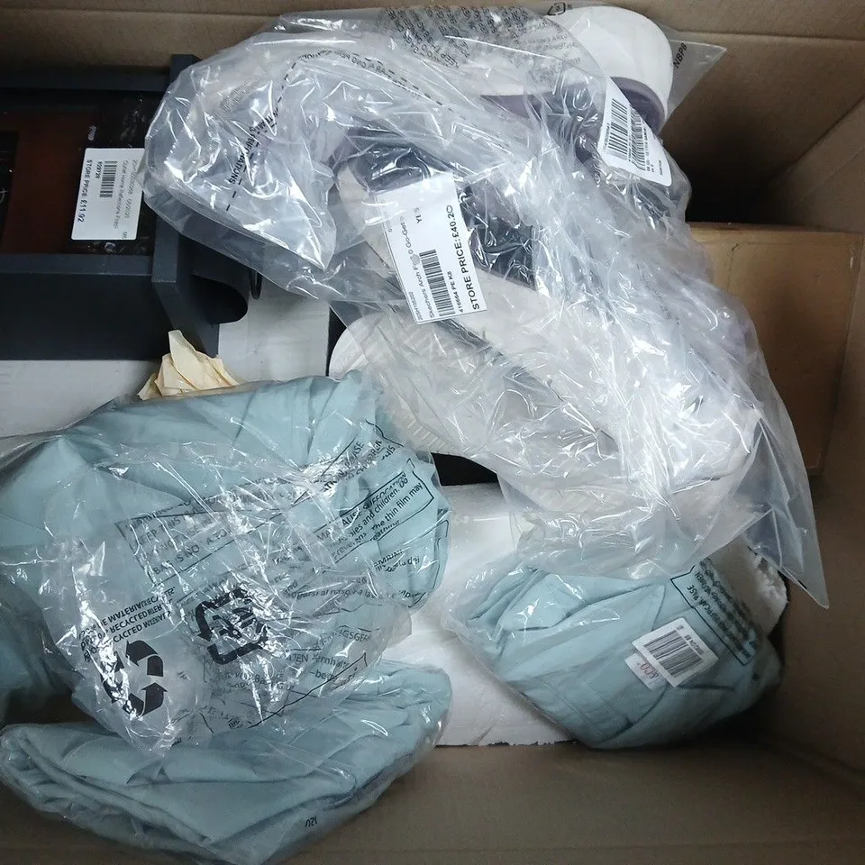 APPROXIMATELY 10 ASSORTED ITEMS TO INCLUDE COOKS ESSENTIALS ELECTRIC CAN OPENER, SKECHERS SANDALS, MINI FIREPLACE, ETC