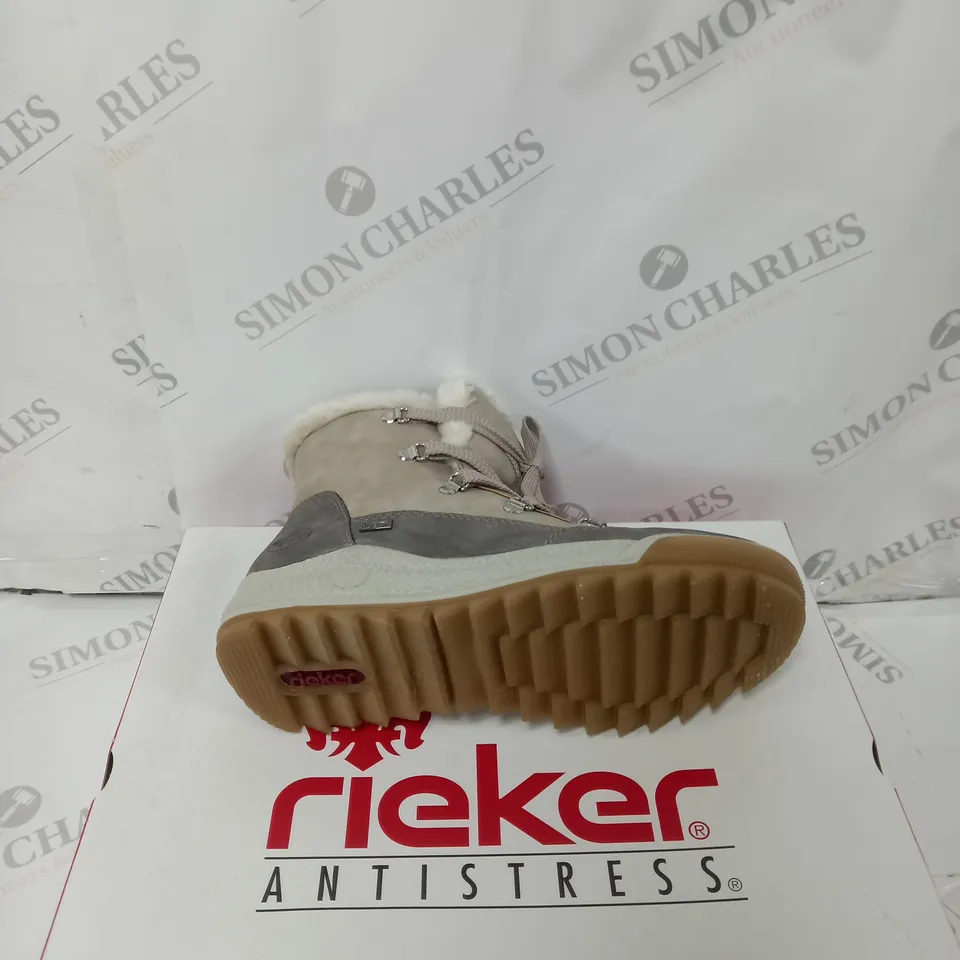 BOXED PAIR OF RIEKER ANTISTRESS WARM HIKING BOOTS SIZE 5 CREAM 
