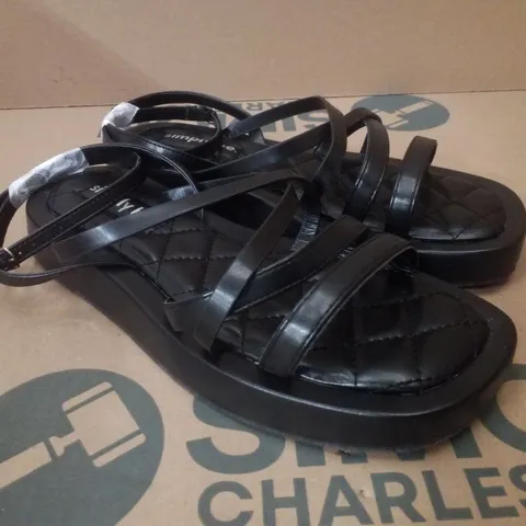 BOX CONTAINING APPROXIMATELY 6 PAIRS OF BRAND NEW SIMPLY BE BLACK PHOEBE EX WIDE SANDALS - SIZE 7