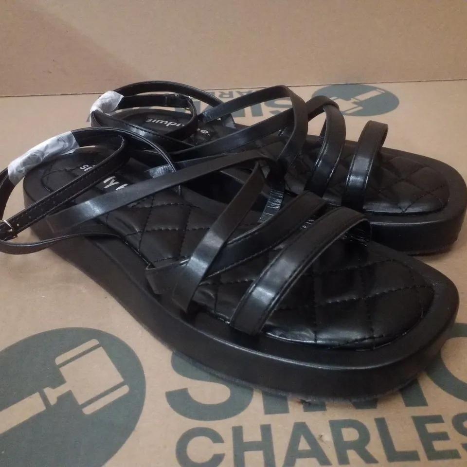 BOX CONTAINING APPROXIMATELY 6 PAIRS OF BRAND NEW SIMPLY BE BLACK PHOEBE EX WIDE SANDALS - SIZE 7