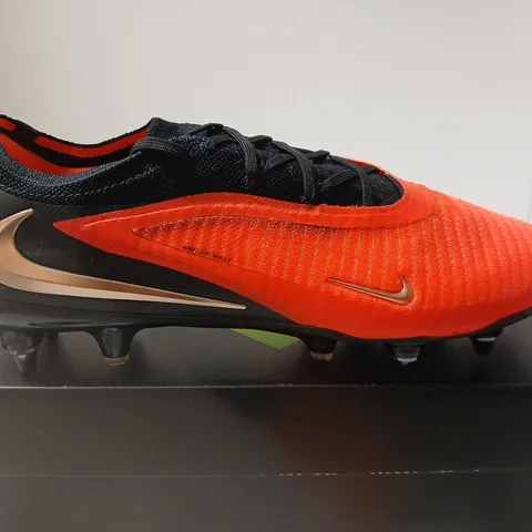 BOXED PAIR OF NIKE PHANTOM 6 LOW ELITE SG-PRO FOOTBALL BOOTS – UK 10 