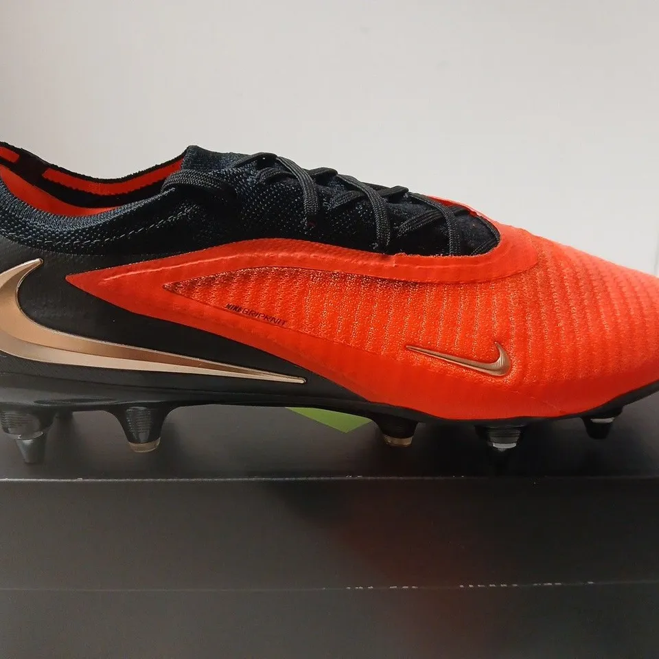 BOXED PAIR OF NIKE PHANTOM 6 LOW ELITE SG-PRO FOOTBALL BOOTS – UK 10 