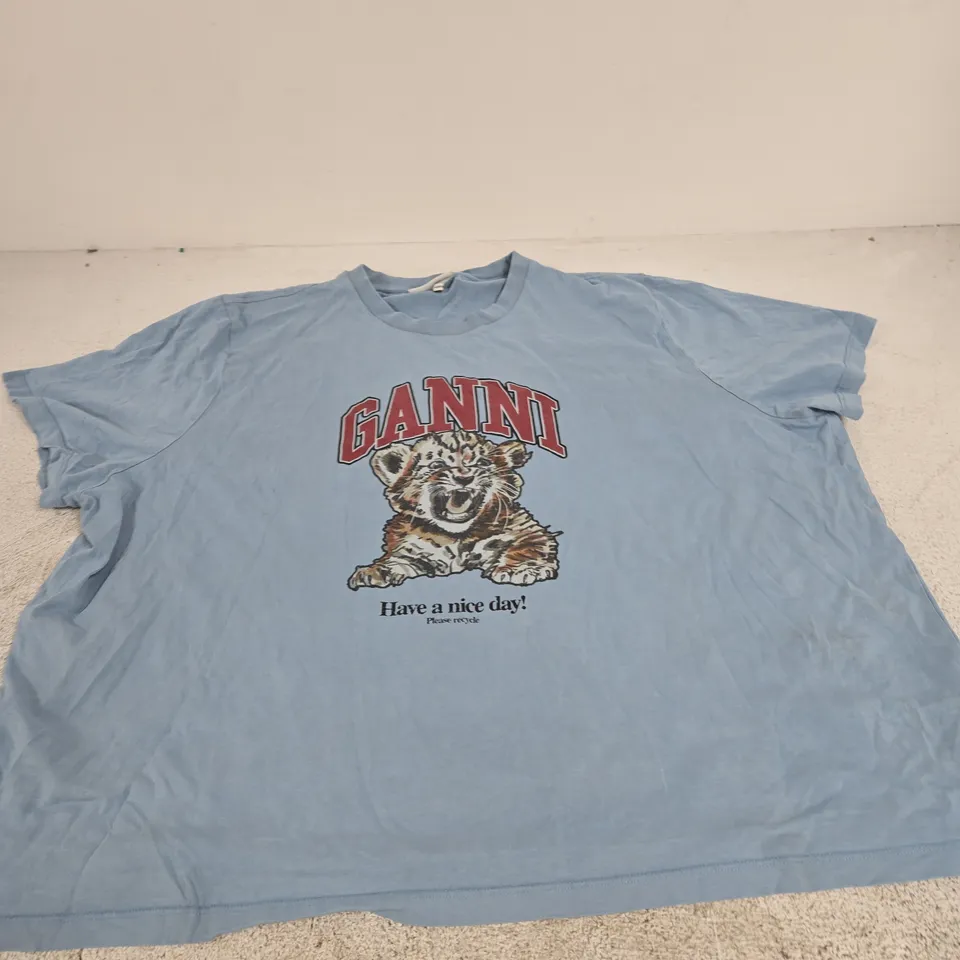 GANNI BLUE COTTON T-SHIRT WITH TIGER GRAPHIC – HAVE A NICE DAY! – SIZE 4XL