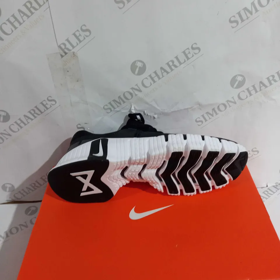 BOXED PAIR OF NIKE FREE METCON 5 BLACK/WHITE SIZE 8.5