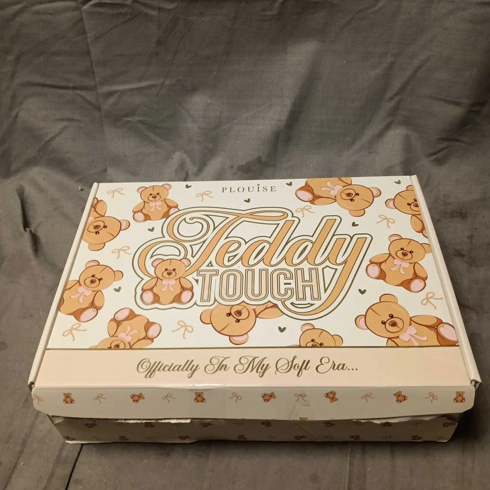 PLOUISE TEDDY TOUCH 4 ITEM SET TO INCLUDE BEHIND THE VEIL PALETTE, BODY SCRUB ETC