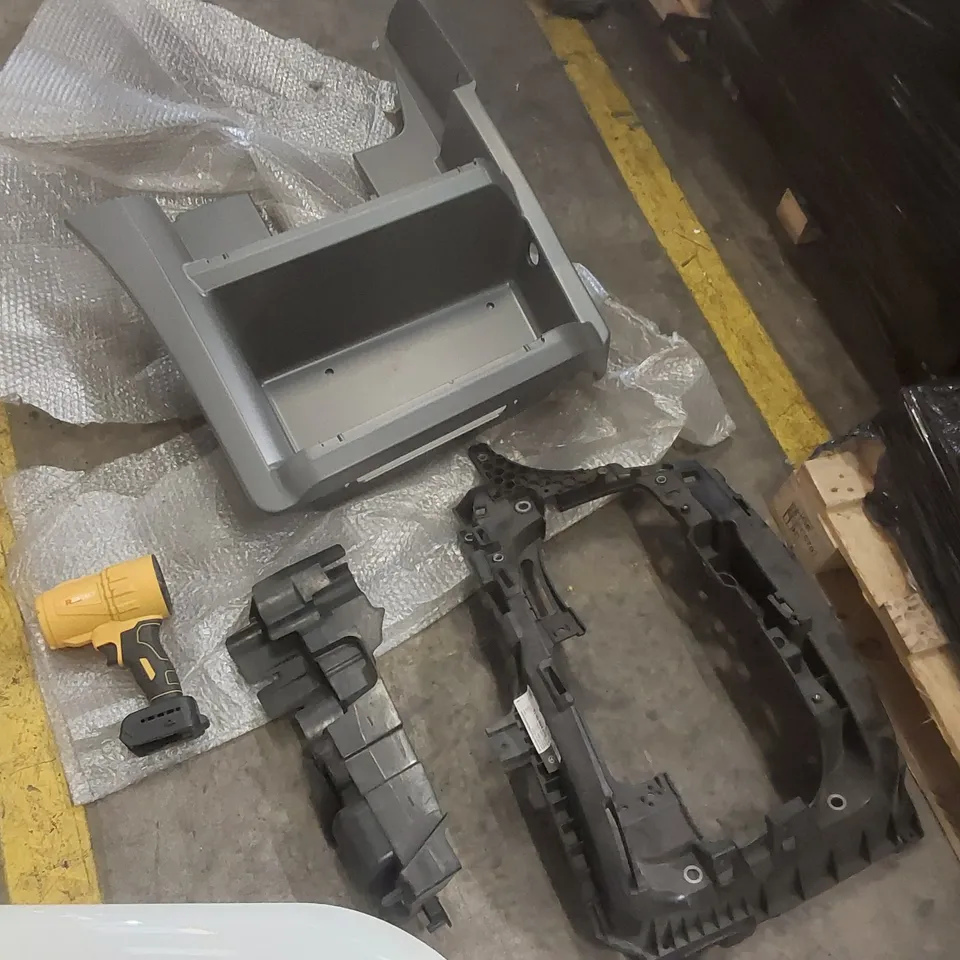 PALLET CONTAINING A LARGE QUANTITY OF ASSORTED CAR PARTS ECT INCLUDING: VEHICLE STEPS ECT 