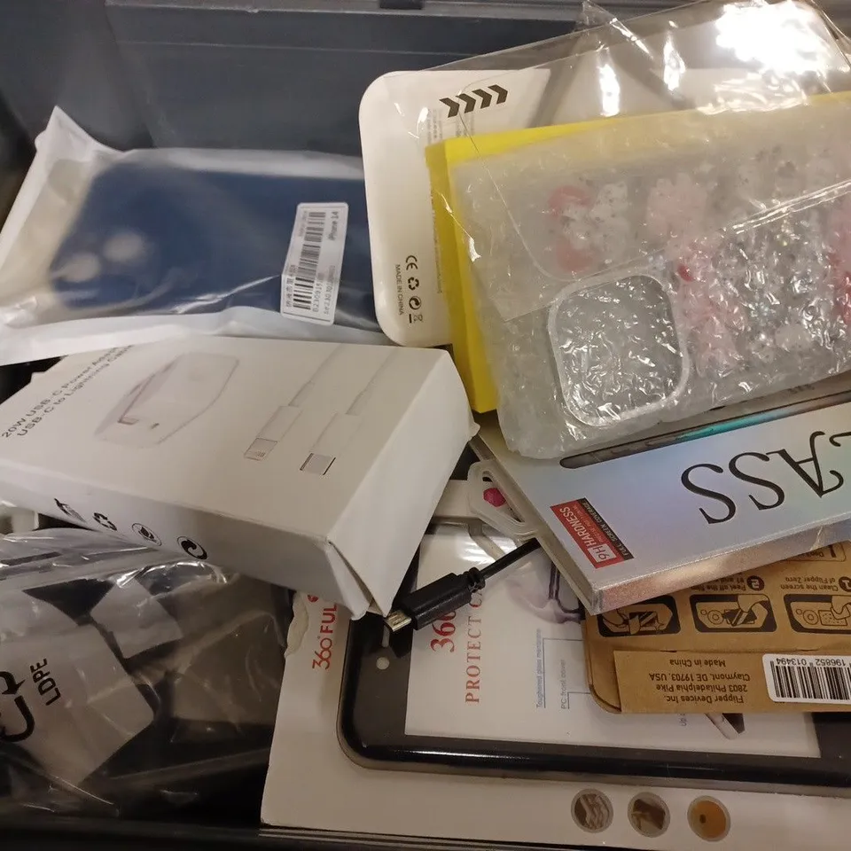 BOX OF APPROX 20 ASSORTED ITEMS TO INCLUDE -GLASS SCREEN PRO XS MAX - JETECH TEMPERED GLASS SCREEN PROTECTOR - 3 IN 1 WIRELESS CONNECTOR ECT 