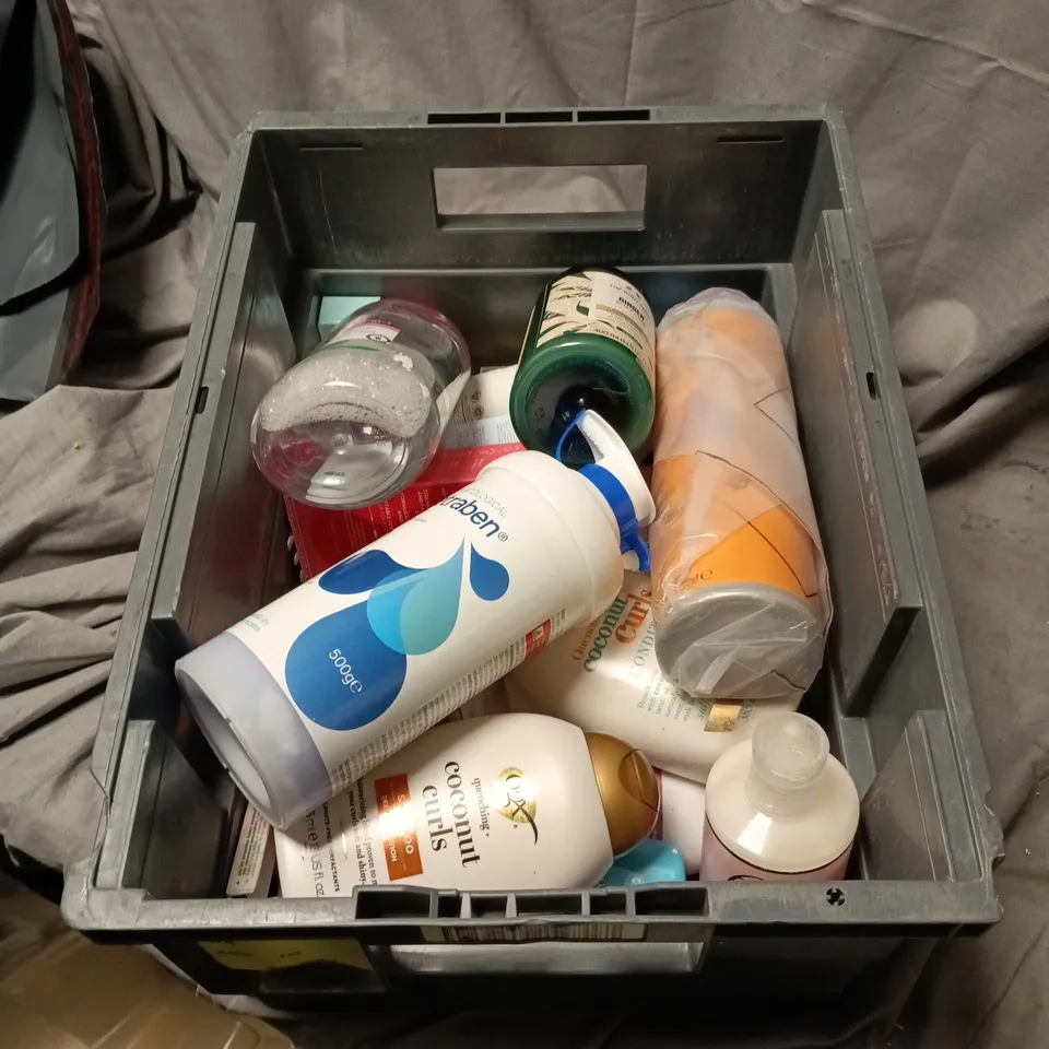 APPROXIMATELY 15 ASSORTED HEALTH AND BEAUTY ITEMS INCLUDING BODY SHOP GINGER SCALP CARE, GARNIER MICELLAR CLEANSING WATER ALL-IN-1, OGX COCONUT CURLS SHAMPOO