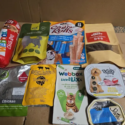 APPROX 15 ASSORTED PET FOODS & TREATS TO INCLUDE WEBBOX, CHURU ROLLS AND MEAT STRIPS 