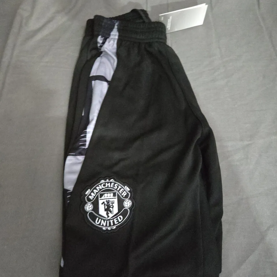 MANCHESTER UNITED FC TRAINING TOP AND PANTS - SIZE 14