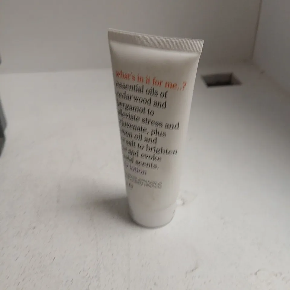 TOTE OF APPROXIMATELY 14 ASSORTED COSMETICS TO INCLUDE: WHATS IN IT FOR ME LOTION