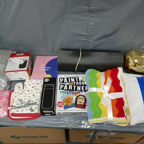BOX OF APPROXIMATELY 15 ASSORTED ITEMS TO INCLUDE - HAPPINESS PLANNER, OVEN GLOVES, AND TOWEL PACK ETC.