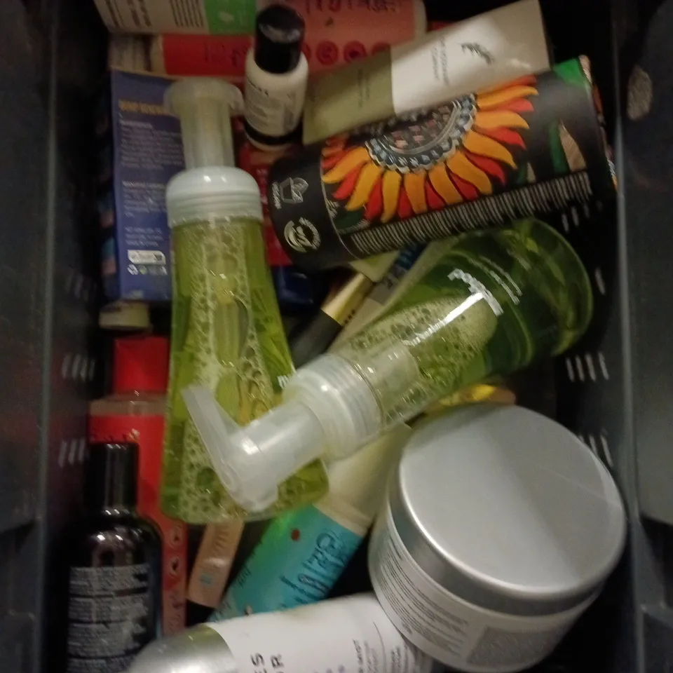 APPROXIMATEY 20 ASSORTED HEALTH AND BEAUTY PRODUCTS TO INCLUDE - CHILD'S FARM BABY MOISTURISER - NIVEA MEN ROLL ON DEODORANT AND NEUTROGENA HYDRO BOOST BODY GEL LOTION