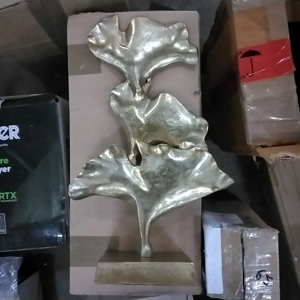 BOXED YISROEL SCULPTURE 38H×24W×13DCM