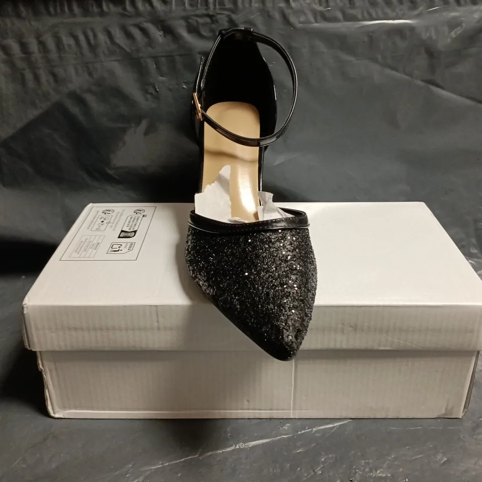BOXED PAIR OF UNBRANDED POINTED TOE MID-STILETTO HEELS IN BLACK W. SEQUINS SIZE EU 39