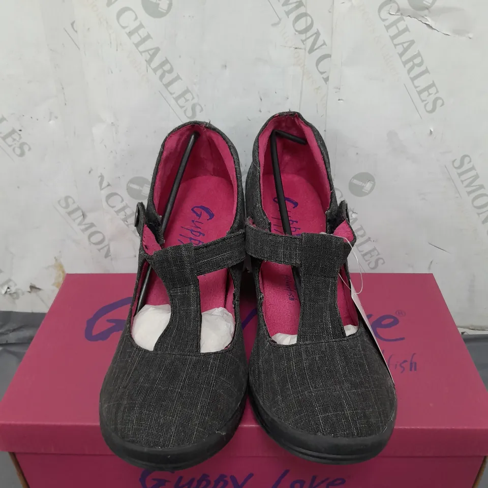 BOX OF APPROXIMATELY 6 PAIRS OF GUPPY LOVE WEDGED OPEN TOP SHOE - SIZE 43