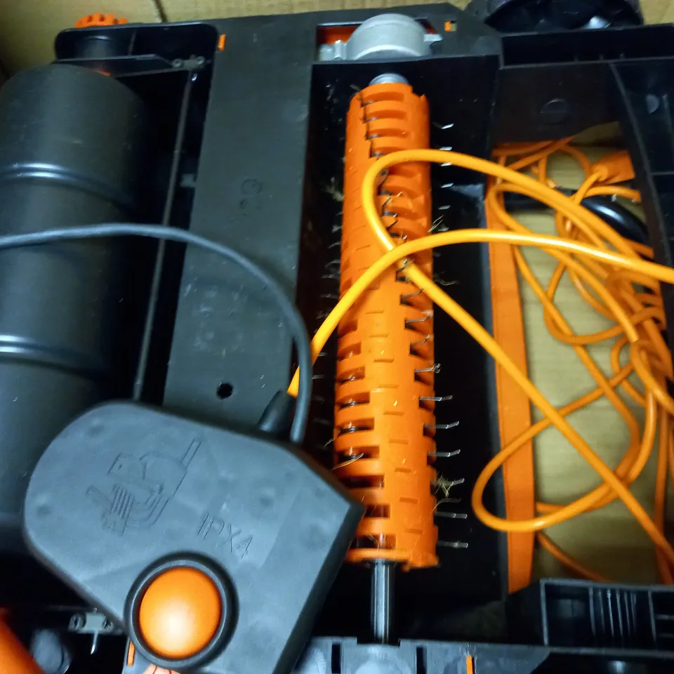 BLACK & DECKER 600W LAWNMOWER