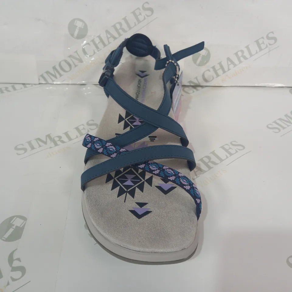 BOXED PAIR OF SKECHERS MEMORY FOAM STRAPPY SANDALS IN NAVY UK SIZE 7