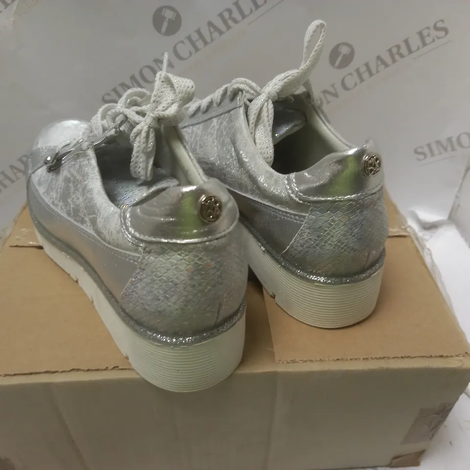 MODA SILVER LEATHER SHOES - SIZE 6