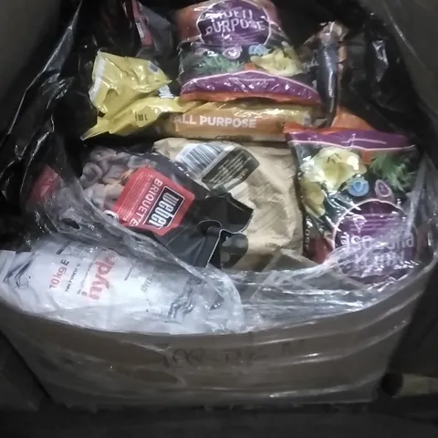 A PALLET CONTAINING A LARGE QUANTITY OF ASSORTED GARDEN PRODUCTS COMPOST ECT