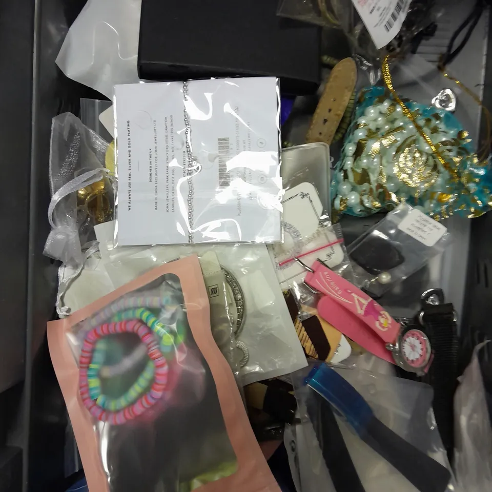 APPROXIMATELY 30 ASSORTED JEWELLERY PRODUCTS TO INCLUDE NECKLACES, EARRINGS, BRACELETS ETC	