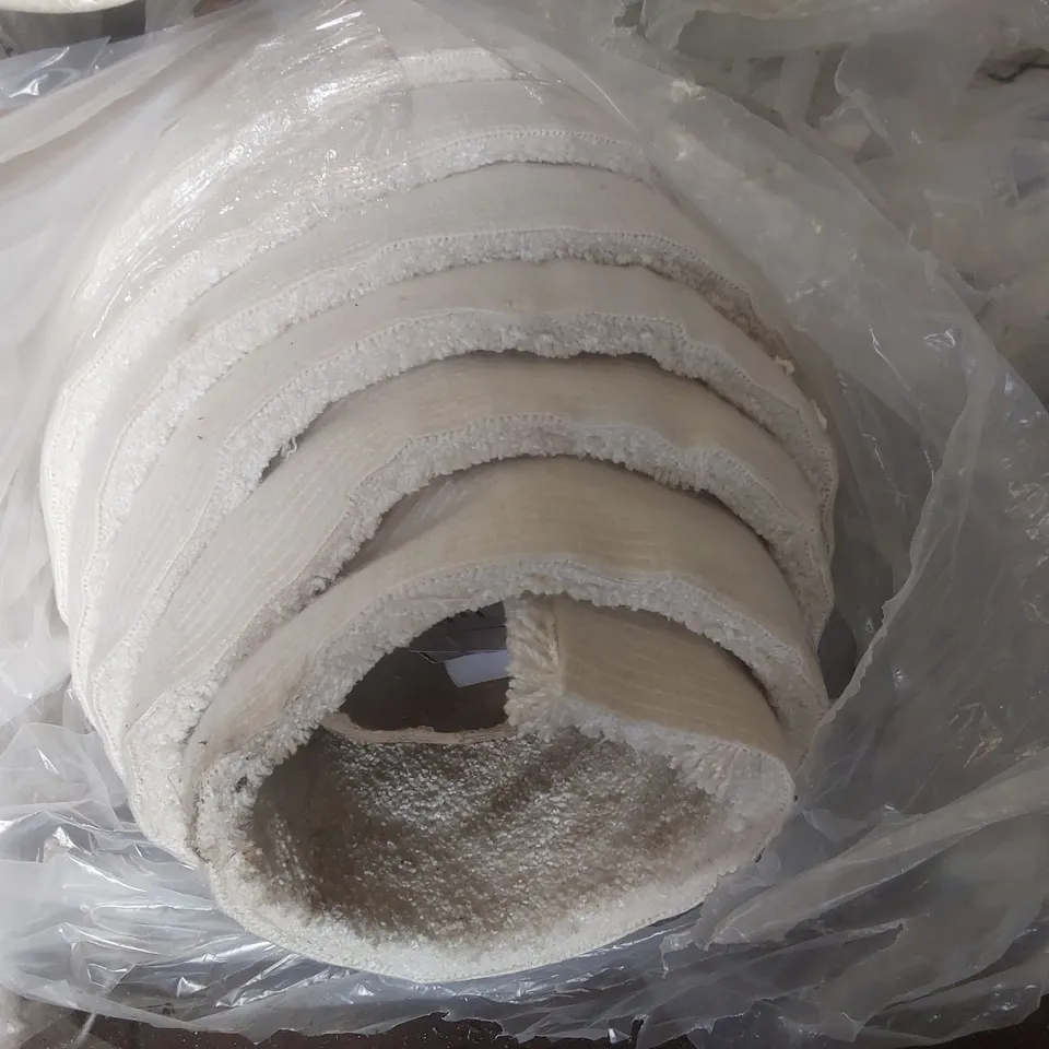 ROLL OF QUALITY CAMDEN DELUXE VANILLA CREAM CARPET - APPROXIMATELY 3.95 x 5m