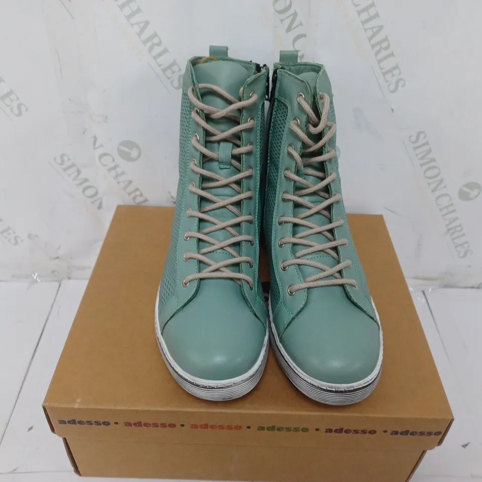 BOXED PAIR OF ADESSO BOOTS SIZE 7  