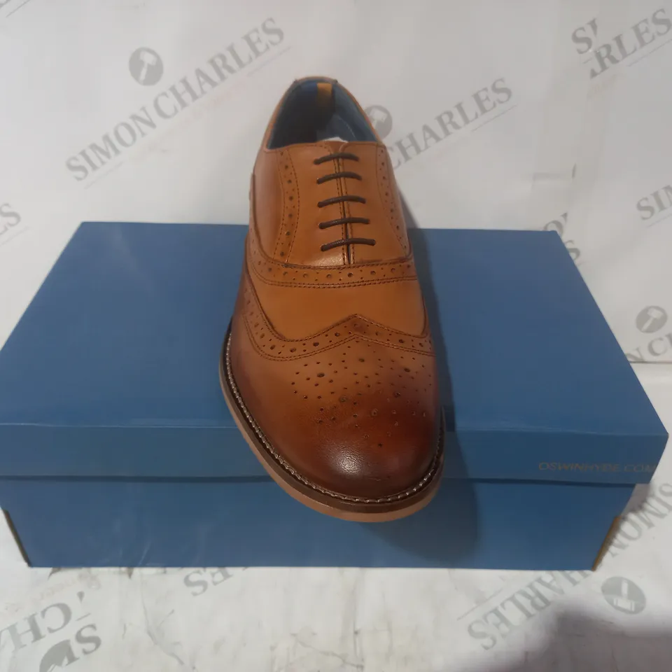BOXED PAIR OF OSWIN HYDE LONDON LACE UP SHOES IN TAN SIZE 9
