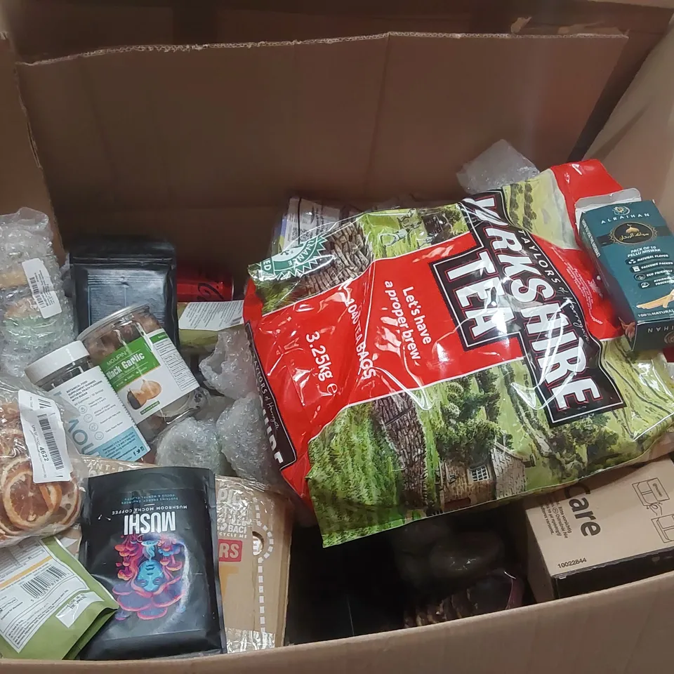 PALLET CONTAINING A VERY LARGE QUANTITY OF ASSORTED FOOD ITEMS