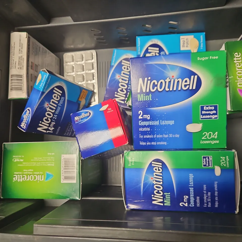 APPROXIMATELY 15 ASSORTED SMOKING PREVENTION AIDS TO INCLUDE NICORETTE GUM, NICOTINELL LOZENGES, NICORETTE PATCHES, ETC - COLLECTION ONLY