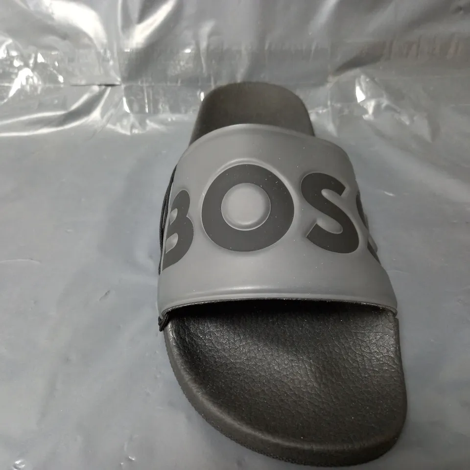 PAIR OF BOSS ARYEH SLIDERS IN GREY - SIZE 41