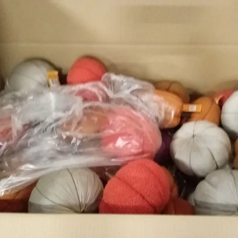 PALLET CONTAINING A LARGE ASSORTMENT OF BRAND NEW HALLOWEEN GOODS AND PRODUCTS TO INCLUDE; PLUSH PUMPKINS ETC