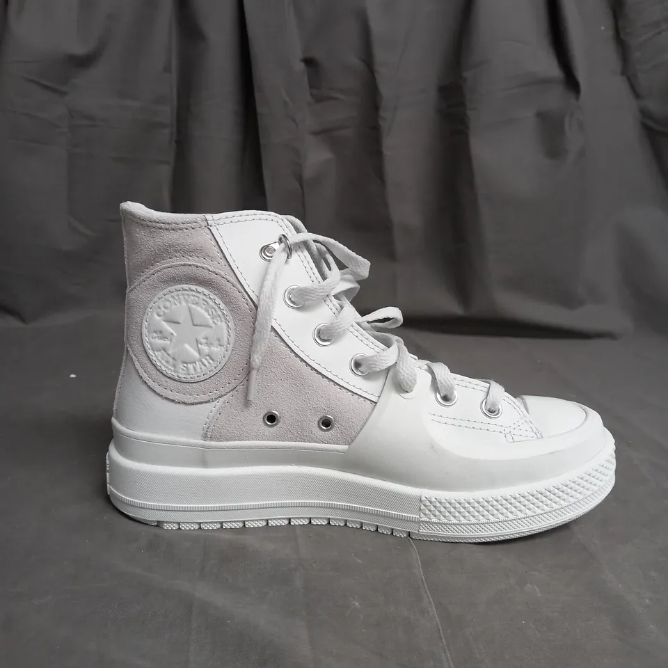 PAIR OF WHITE HIGH TOP CONVERSE SHOES SIZE 5