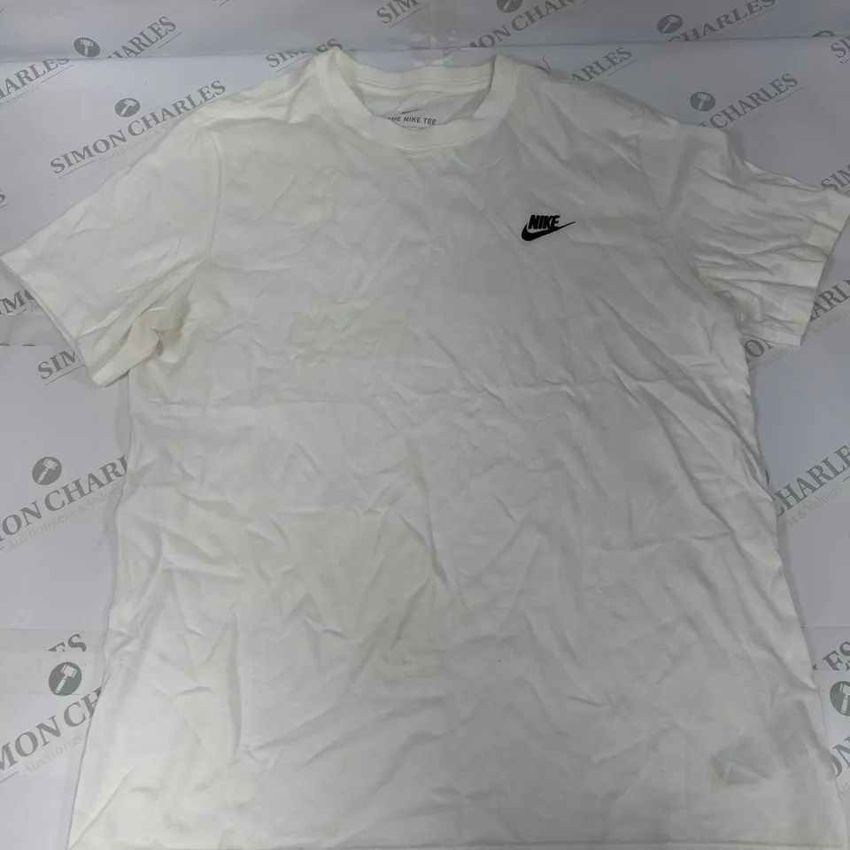NIKE LOGO SHORT SLEEVED T SHIRT IN WHITE SIZE LARGE
