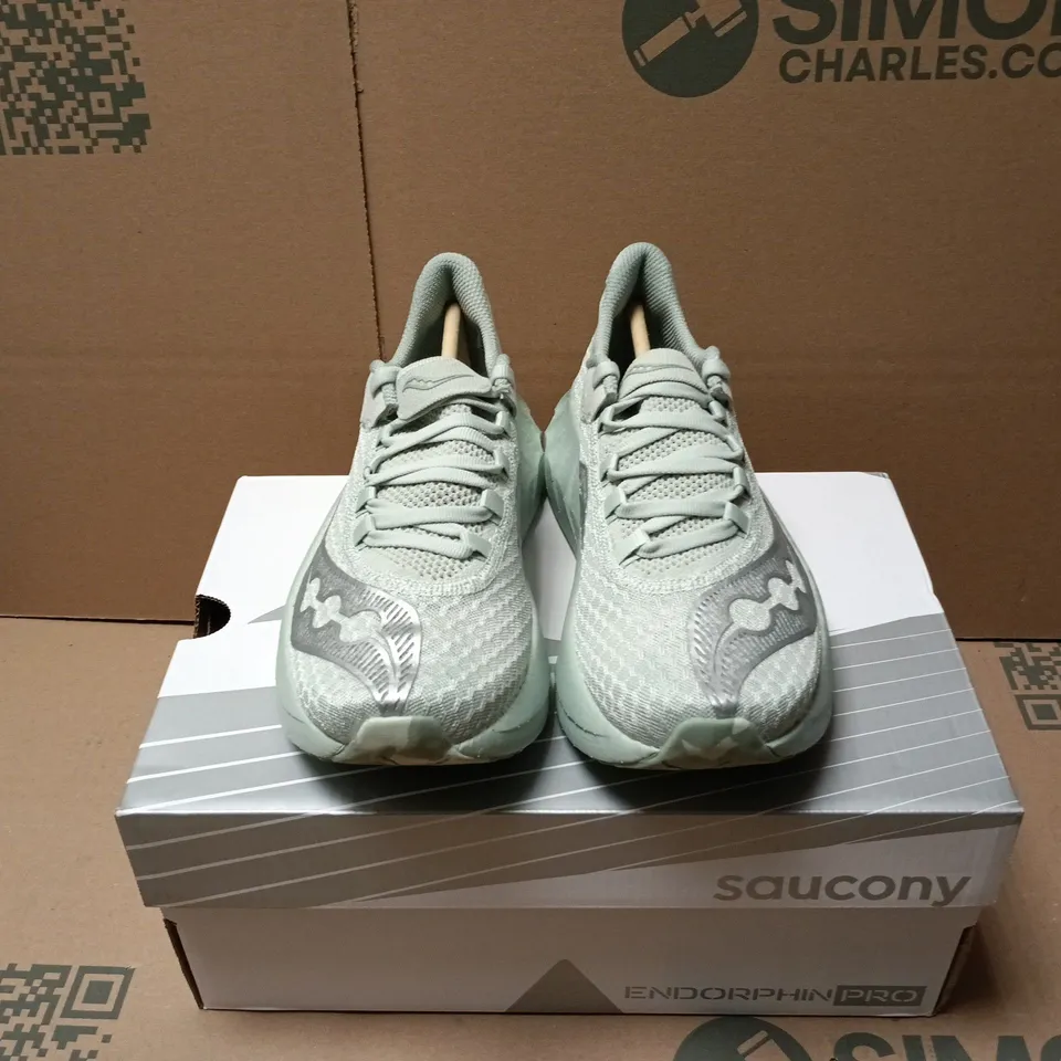 BOXED PAIR OF WOMENS SAUCONY ENDORPHIN PRO 4 IN LIGHT GREEN - UK 5