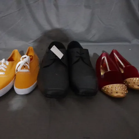 APPROXIMATELY 10 BOXED PAIRS OF ASSORTED SHOES IN VARIOUS STYLES AND SIZES