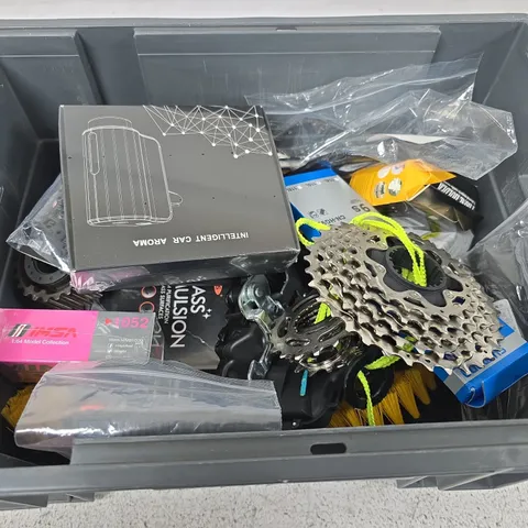 APPROXIMATELY 10 ASSORTED VEHICLE PARTS AND ACCESSORIES 