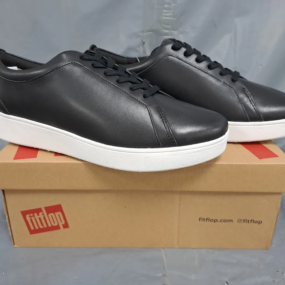 BOXED PAIR OF FITFLOP RALLY SNEAKERS IN BLACK SIZE UK 6.5