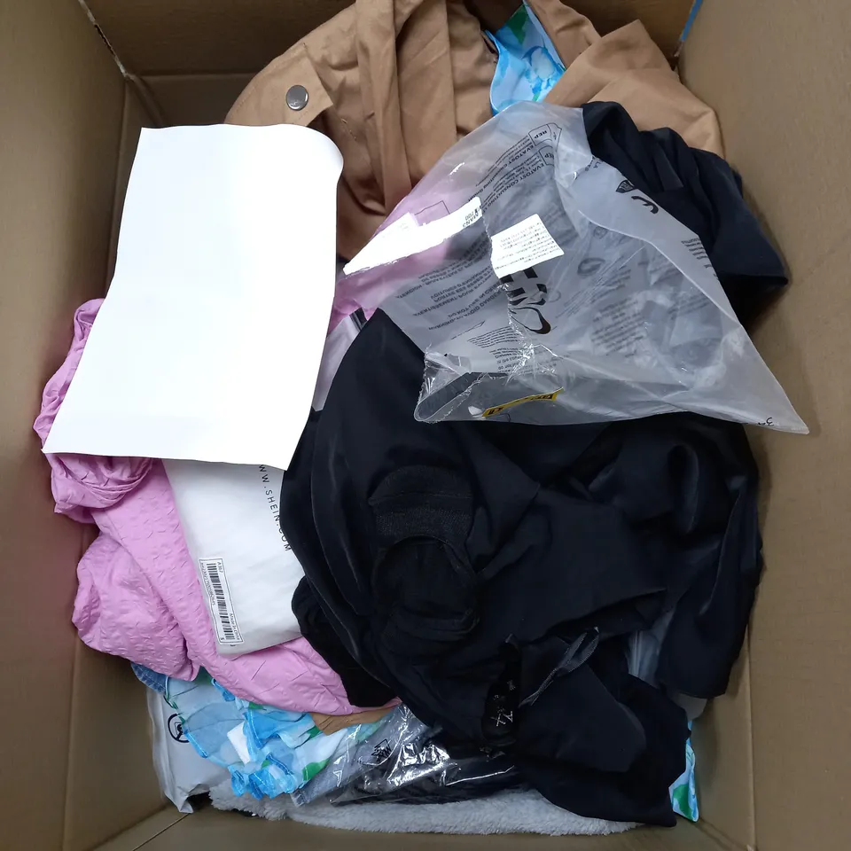 BOX OF APPROXIMATELY 25 ASSORTED CLOTHING ITEMS TO INCUDE - JUMPERS , SOCKS , TROUSERS ETC