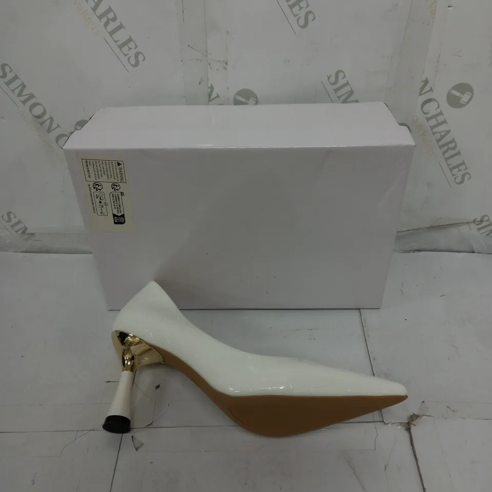 BOXED PAIR OF LIGUANNIXIE WHITE POINTED HEELS SIZE 39