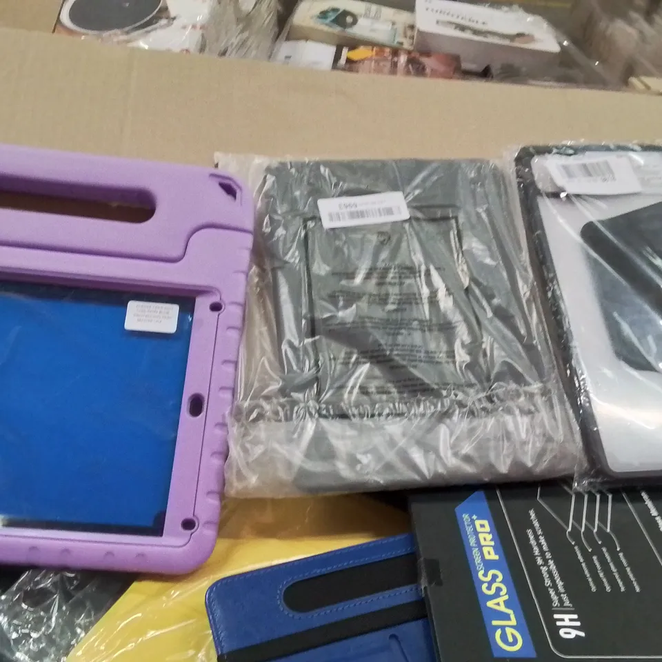 PALLET CONTAINING A LARGE QUANTITY OF TABLET CASES AND SCREEN PROTECTORS 