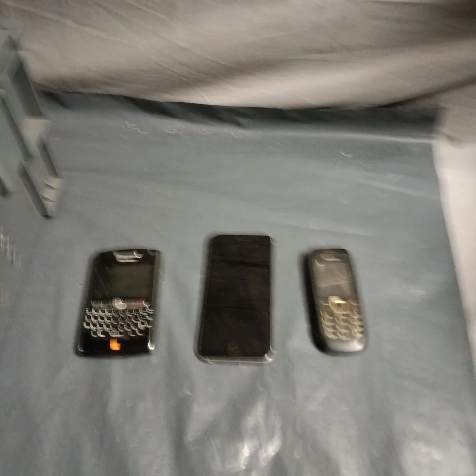 APPROXIMATELY 20 ASSORTED USED PHONES AND PHONE PARTS TO INCLUDE BLACKBERRY, NOKIA, APPLE IPHONE, ETC