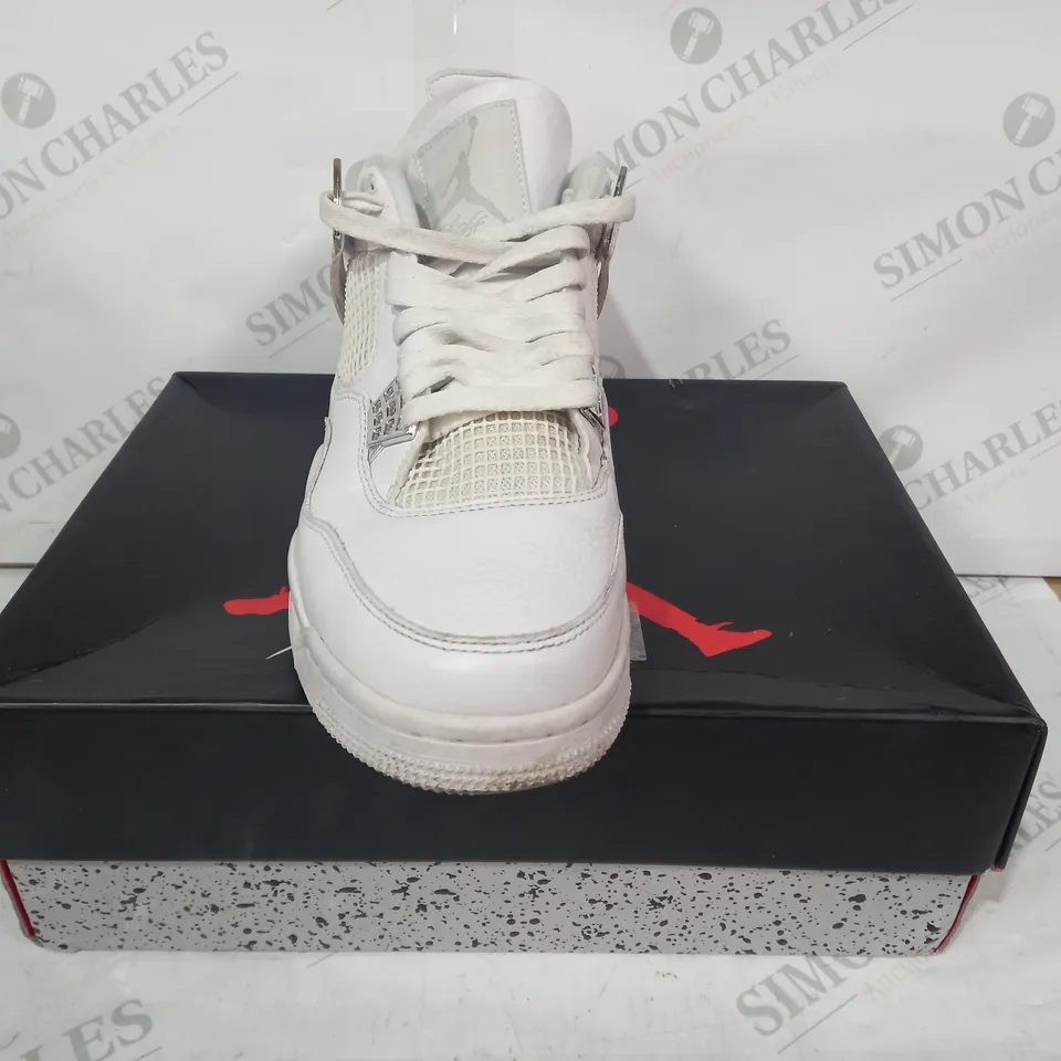 BOXED PAIR OF NIKE AIR JORDAN 4 RETRO SHOES IN WHITE UK SIZE 9.5