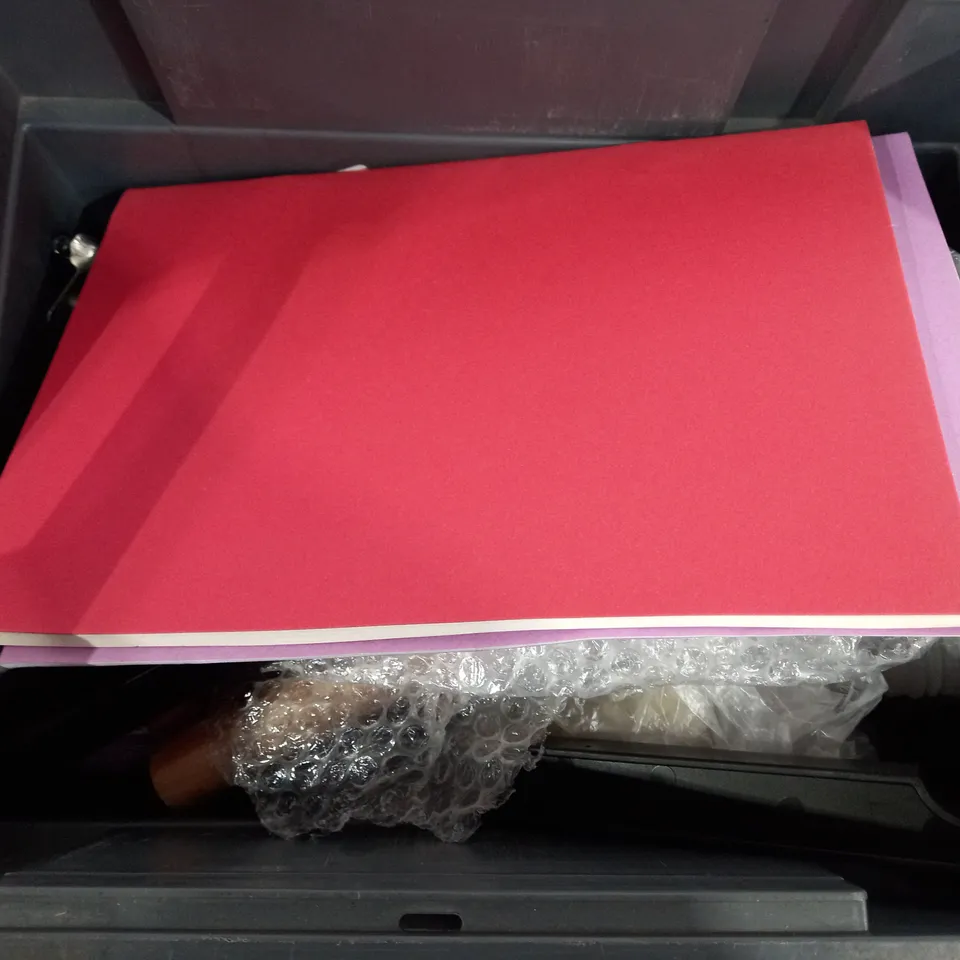 BOX OF APPROXIMATELY 6 ASSORTED ITEMS TO INCLUDE - DOTTED NOTEBOOK - JUMBO CALCULATOR - HELLO LOVE YARN ECT