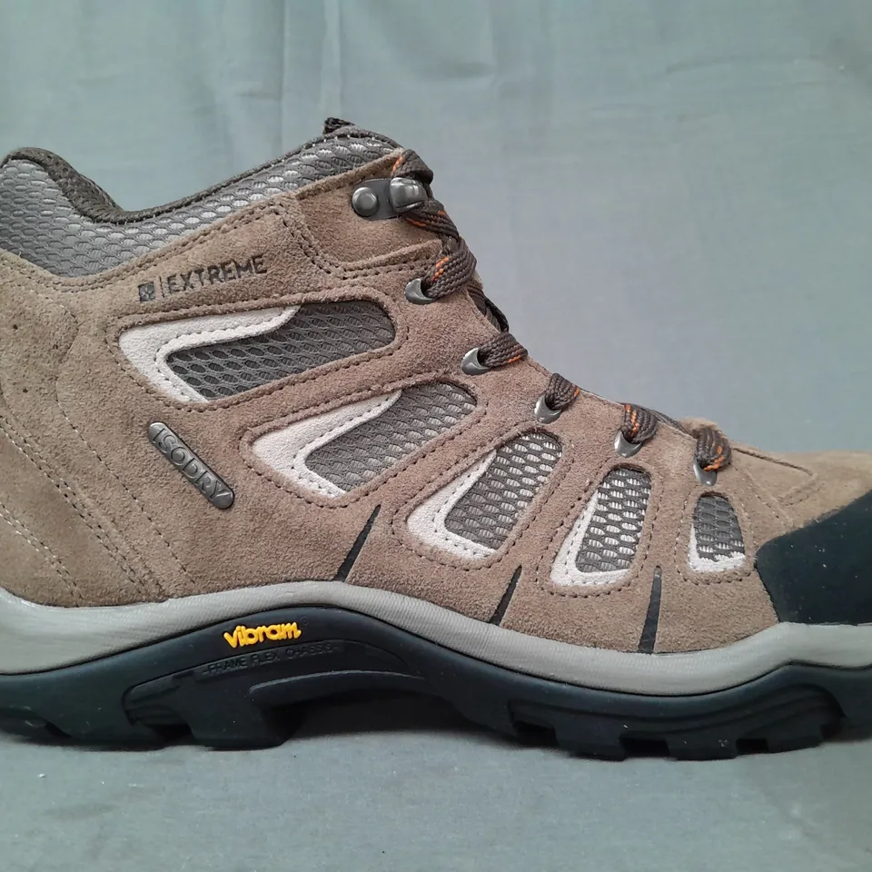 BOXED PAIR OF MOUNTAIN WAREHOUSE FIELD EXTREME VIBRAM WATERPROOF WALKING BOOTS IN BROWN UK SIZE 9