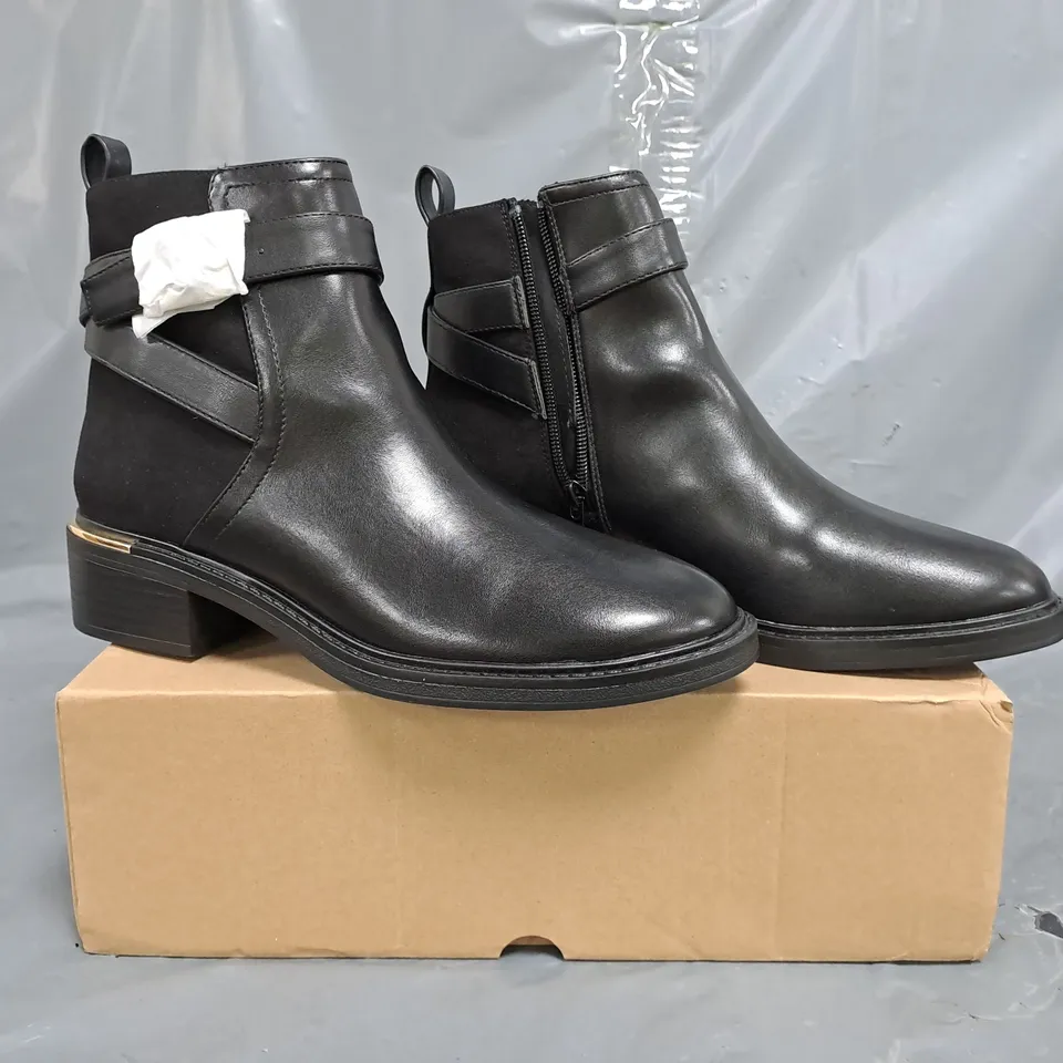 BOXED PAIR OF V BY VERY SIDE-ZIP LOW BLOCK HEEL ANKLE BOOTS IN BLACK SIZE 5